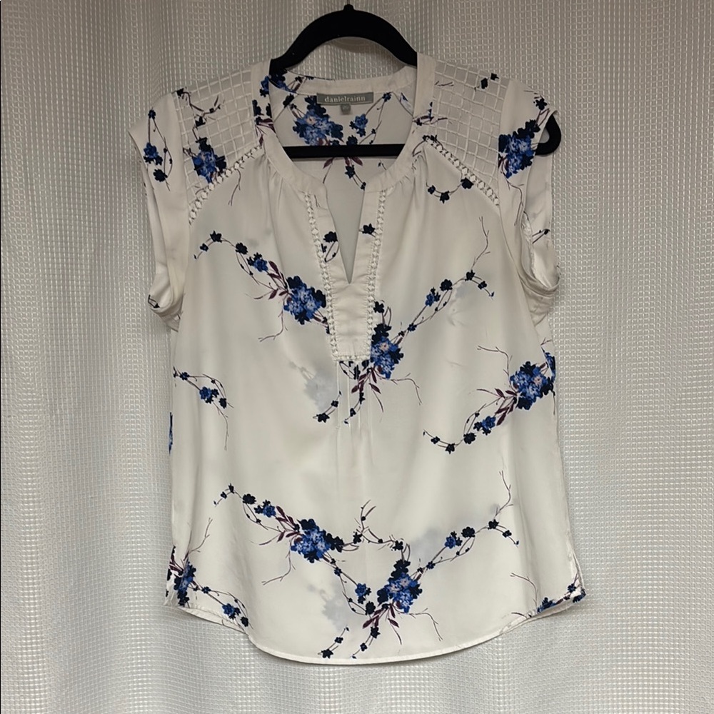 Daniel Rainn White and Blue Cap Sleeve Blouse with Mandarin Collar